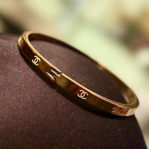 “Chanel Classic Bangle Bracelet – Authentic 18K Gold (Au750)